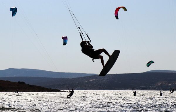 Kitesurfing for begyndere: Hvad du skal vide før dit første kursus