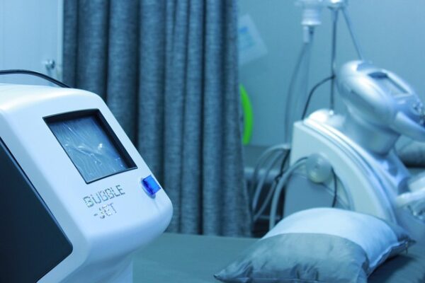 Professionelt klinikudstyr – fra klassisk briks og stol til moderne laserbehandlinger
